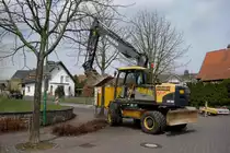 Volvo EW 160C der Firma  KRAUS  steht auf einer Baustelle in der Ortslage von 36100 Petersberg-Marbach im April 2013