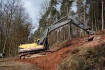 Volvo der Firma  KASSECKER  bei Vorbereitungsarbeiten f�r die Laugenleitung der K&S in der Gemarkung 36100 Petersberg-Marbach im April 2013