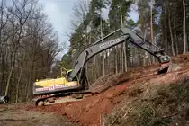 Volvo der Firma  KASSECKER  bei Vorbereitungsarbeiten f�r die Laugenleitung der K&S in der Gemarkung 36100 Petersberg-Marbach im April 2013