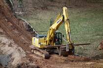 Komatsu PC 240 bei Arbeiten f�r die Laugenleitung der K&S in der Gemarkung 36100 Petersberg-Marbach im April 2013
