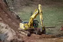 Komatsu PC 240 bei Arbeiten f�r die Laugenleitung der K&S in der Gemarkung 36100 Petersberg-Marbach im April 2013
