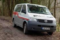 VW T5 der Firma  KASSECKER  steht an der Baustelle f�r die Laugenleitung der K&S in der Gemarkung 36100 Petersberg-Marbach, April 2013