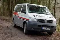 VW T5 der Firma  KASSECKER  steht an der Baustelle f�r die Laugenleitung der K&S in der Gemarkung 36100 Petersberg-Marbach, April 2013