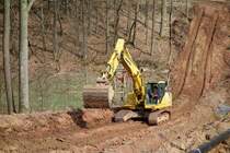 Komatsu PC 240 bei Arbeiten f�r die Laugenleitung der K&S in der Gemarkung 36100 Petersberg-Marbach im April 2013