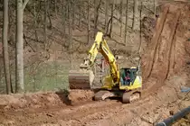 Komatsu PC 240 bei Arbeiten f�r die Laugenleitung der K&S in der Gemarkung 36100 Petersberg-Marbach im April 2013