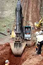 Volvo der Firma  KASSECKER  beim Grabenaushub  f�r die Laugenleitung der K&S in der Gemarkung 36100 Petersberg-Marbach im April 2013
