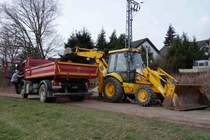 MB Axor 1822 steht zur Beladung durch einen JCB-Baggerlader in der Gemarkung von 36100 Petersberg-Marbach, April 2013