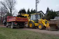 MB Axor 1822 steht zur Beladung durch einen JCB-Baggerlader in der Gemarkung von 36100 Petersberg-Marbach, April 2013