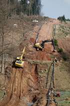 Volvo und Komatsu bei Arbeiten f�r die Laugenleitung der K&S in der Gemarkung 36100 Petersberg-Marbach im April 2013
