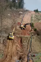 Volvo und Komatsu bei Arbeiten f�r die Laugenleitung der K&S in der Gemarkung 36100 Petersberg-Marbach im April 2013
