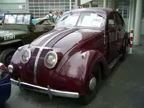 Adler 2.5 Liter Typ 10. 1937 - 1940. Die Konstruktion des Adler stammte von Karl Jenschke, der 1936 von Steyr zu Adler nach Frankfurt wechselte. Jenschke zeigte sich bei Steyr f�r die Konstruktion des Typ 50 (Steyr-Baby) verantwortlich. Viele Stilelemente des Steyr-Baby fanden sich im Entwurf des 2.5 Liter wieder. Der 6-Zylinderreihenmotor leistet 58 PS aus 2.494 cm� Hubraum. Im Volksmund wurde das Modell Autobahn-Adler genannt. Au�engel�nde der Techno Classica am 14.04.2013.
Die Kategorie stimmt nat�rlich nicht!