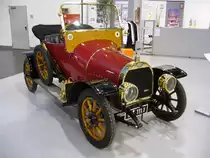 Opel 6/12 PS von 1909. Der 4-Zylinderreihenmotor mit 1.572 cm� Hubraum leistet 12PS und verhilft dem Wagen mit der Torpedokarosserie zu einer H�chstgeschwindigkeit von 60 km/h. Techno Classica Essen am 14.04.2013.