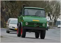 Dieser etwas betagte MB Unimog kommt noch sehr flott  daher gefahren.  16.04.2012