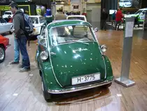 BMW Isetta Motocoupe 300. 1957 - 1962. Die abgelichtete Isetta wurde 1959 auf die Polizeidirektion Hannover zugelassen. Der 1-Zylindermotor stammt aus dem BMW Motorrad R25 und wurde bei der Isetta 300 auf 298 cm� aufgebohrt und leistet hier 13 PS. Techno Classica am 14.04.2013.