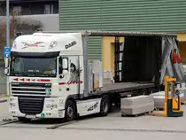 DAF XF105.480 von MEDOL-trans steht samt Auflieger zur Beladung von alten Einrichtungsgegenst�nden bei einem aufgelassen Kaufhaus bereit; 130404