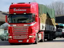 SCANIA R500-V8 von Bachmann verl�sst mit einer Ladung Heuballen eine Lagerhausfiliale; 130409