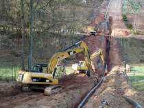 gemeinsam sind sie stark - 3 Bagger senken die Laugenleitung der K&S langsam in ihr k�nftiges Bett. Gesehen in der Gemarkung von 36100 Petersberg-Marbach im April 2013.