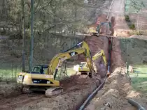 gemeinsam sind sie stark - 3 Bagger senken die Laugenleitung der K&S langsam in ihr k�nftiges Bett. Gesehen in der Gemarkung von 36100 Petersberg-Marbach im April 2013.