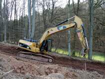 CAT 324 D senkt die Laugenleitung der K&S langsam in ihr k�nftiges Bett. Gesehen in der Gemarkung von 36100 Petersberg-Marbach im April 2013.