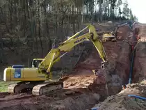 gemeinsam sind sie stark - 2 Bagger senken die Laugenleitung der K&S langsam in ihr k�nftiges Bett. Gesehen in der Gemarkung von 36100 Petersberg-Marbach im April 2013.