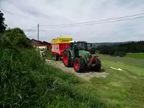 Ein Fendt Vario 718 mit P�ttinger Ladewagen am 12.08.11 in Ottacker