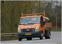 Ford Transit mit Absetzkipper unterwegs, um die n�chste Gr�nanlage instand zusetzen. 16.04.2013