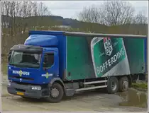 Dieser Renault LKW muss wegen Platzmangel auf einem Parkplatz in unwegsammen Gel�nde wenden. April 2013