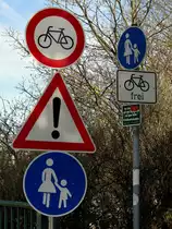 Schilderwald f�r Radfahrer, gesehen am 18.04.2013 in Aachen an der Br�cke Melatenerstrasse.