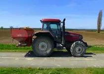 Case MX 100 mit D�ngerstreuer, der Allradschlepper wurde gebaut von 1997-2002, 6-Zyl.-Turbo-Diesel mit 5880ccm und 100PS, April 2013