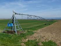 Bew�sserungsanlage, um in der Rheinebene/Elsa� die Monokultur Mais gewinnbringend anzubauen, werden tausende dieser fahrbaren Anlagen betrieben, eine Absenkung des Grundwasserspiegels ist die Folge, flei�ig subventioniert aus Br�ssel, nat�rlich mit unseren Steuergeldern, Natur-Umweltschutz?-Fehlanzeige!  April 2013