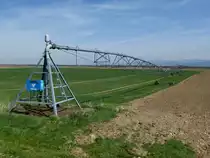 Bew�sserungsanlage, um in der Rheinebene/Elsa� die Monokultur Mais gewinnbringend anzubauen, werden tausende dieser fahrbaren Anlagen betrieben, eine Absenkung des Grundwasserspiegels ist die Folge, flei�ig subventioniert aus Br�ssel, nat�rlich mit unseren Steuergeldern, Natur-Umweltschutz?-Fehlanzeige!  April 2013