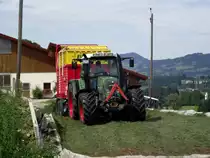 Fendt Vario 714 mit P�ttinger Ladewagen am 12.08.11 in Ottacker  