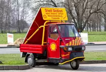 Kleiner Piaggio Ape mit grossem Werbeschild. - 17.05.2013