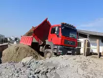 MAN TGA26.440 hat mit dem Meiller-Kipper eine Ladung Sand herangekarrt; 130418