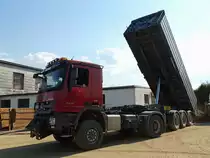 ACTROS 2049 hat seinen Aufliegerkipper von der Schotterfracht entleert; 130418