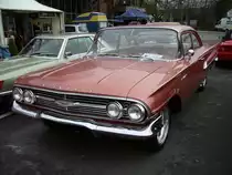 Chevrolet Impala twodoor Sedan des Jahrganges 1960. Die Gullwings des 1960´er Jahrganges sahen im Vergleich zum Vorjahresmodell gestutzt aus. Es standen 4 Motorisierungsvarianten zur Auswahl: 6-Zylinderreihenmotor mit 235,5 cui und 135 PS, einen V-8motor mit 283 cui und 170 PS, sowie einen weiteren V8-motor mit 348 cui der wahlweise 250 PS oder 335 PS leistet. Au�engel�nde der Techno Classica am 14.04.2013.