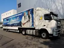 VOLVO FH440 ist mit Equipment zum AMIGOS-Auftritt im Veranstaltungszentrum in Ried i.I. eingetroffen; 130418