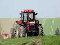 CASE-IHC 1056XL zieht ein leeres G�llefass durch Feld u. Flur; 130415