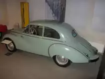 Ifa F9 (Rückansicht), ausgestellt in der Automobilwelt Eisenach (25.01.2013).
Sein Verkaufspreis war 13200 (Ost)DM oder 4900 (West)DM.