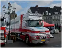 Scania 144 C Langschnauzer mit K�hlaufbau eines Fischhandels, gesehen auf dem Markt in Maastricht am 19.04.2013.