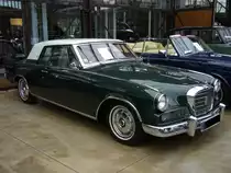 Studebaker Gran Turismo Hawk. 1962 - 1964. Hier wurde einer von 1.767 GT Hawk des letzten Baujahres abgelichtet. Bei der Motorisierung konnte man zwischen 2 V8-motoren w�hlen: Einer Doppelvergaserversion mit 211 PS oder einer Vierfachvergaserversion mit mit 227 PS. Der Wagen ist mit einem wei�en Vinyldach versehen, das mit US$ 65,00 in der Aufpreisliste stand. Classic Remise D�sseldorf am 21.04.2013.