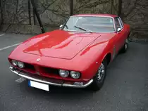 Iso Grifo GL. 1966 - 1973. Bis 1972 wurden im Iso Grifo 5.4l Chevrolet Turbofire V8-motoren verbaut, die 300 PS leisten. Nach Diskrepanzen zwischen GM und Iso �ber die Zahlungsmodalit�ten f�r die Motoren, wechselte ISO auf 5.8l Ford-Cobrajet  V8-motoren mit 325 PS. Besucherparkplatz der D�sseldorfer Classic Remise am 21.04.2013. 