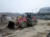 O&K L35 Radlader am 10.04.2013 auf einer Baustelle der neuen S21 am Berliner Hbf..