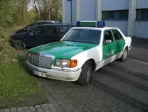 Ein gepanzertes Sonderfahrzeug der Polizei Nordrhein - Westfalen
ist dieser Mercedes Benz 126. Er hat folgende Daten:
2710 kg Leergewicht
4,2 Liter Motor
8 Zylinder
Baujahr 1991
126 kw
4 Gang Automatic Getriebe

Die Aufnahme entstand am 20.04.2013 im Bundessprachenzentrum in H�rth.
