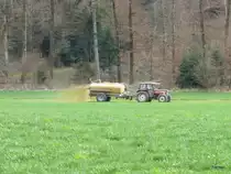 Traktor mit G�llewagen unterwegs auf einem Feld bei Lyssach am 18.04.2013