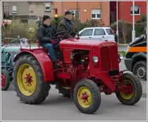 Fahrer und Beifahrer dieses Schl�tter vom Typ AS 30, Bj 1952, 30 PS, 3114 ccm, sind froh bei den k�hlen Temperaturen am 20.04.2012 das Etappen Ziel in Rodange erreicht zu haben. 