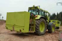 Case CS 150 als mobile Schwei�station steht an der Laugenleitungsbaustelle der Firma K&S in der Gemarkung von 36100 Petersberg-Marbach, April 2013