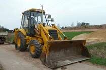 JCB Baggerlader steht an einer Baustelle in der Gemarkung von 36100 Petersberg-Marbach, April 2013