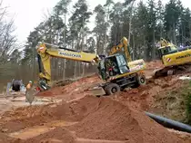 CAT Radbagger bei Arbeiten an der Laugenleitungsbaustelle der Firma K&S in der Gemarkung von 36100 Petersberg-Marbach, April 2013