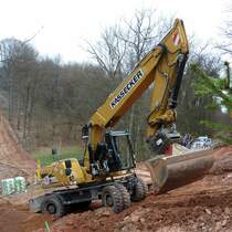 CAT Radbagger bei Arbeiten an der Laugenleitungsbaustelle der Firma K&S in der Gemarkung von 36100 Petersberg-Marbach, April 2013
